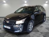 La Chevrolet Cruz noire est garée sur un sol en carrelage à damier.