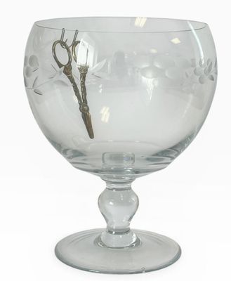 un bol en verre contenant une branche