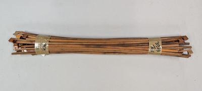 Lot de trente baguettes préparées et tournées, en bois de pe…