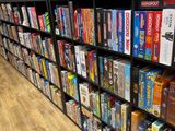 il y a beaucoup de jeux sur les rayons du magasin