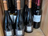 de nombreuses bouteilles de vin sur les étagères du magasin