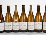 six bouteilles de vin alignées sur une table