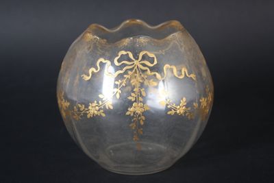 un vase en verre orné d'un motif doré