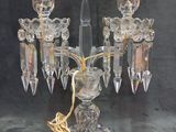 une paire de chandeliers en cristal posés sur une table
