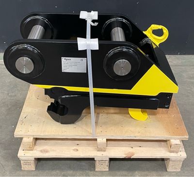 une photo d'une machine noire et jaune posée sur une palette