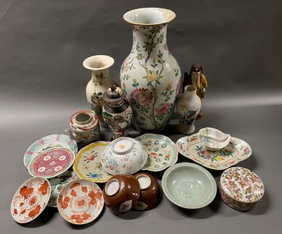 de nombreux types de vases et d'assiettes sur la table