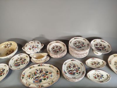 plusieurs assiettes et bols posés sur une table