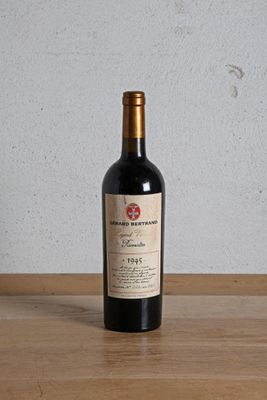 une bouteille de vin rouge posée sur une table en bois