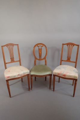 Paire de chaises en hêtre mouluré et sculpté à décor de file…