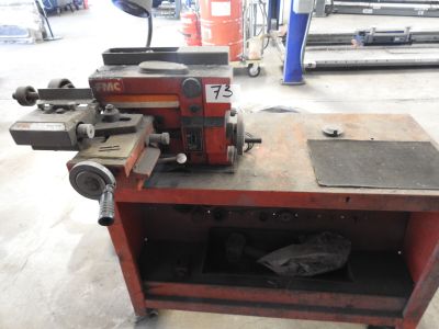 une machine posée sur une table dans un garage