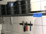 une cuisine avec beaucoup de casseroles et de poêles sur les étagères
