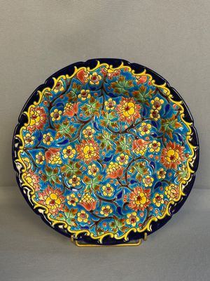 un gros plan d'une assiette colorée posée sur une table