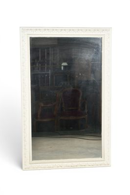 une photo d'un miroir dans lequel se reflètent deux chaises