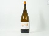 une bouteille de vin posée sur une table