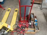 un diable rouge posé à côté d'un diable jaune