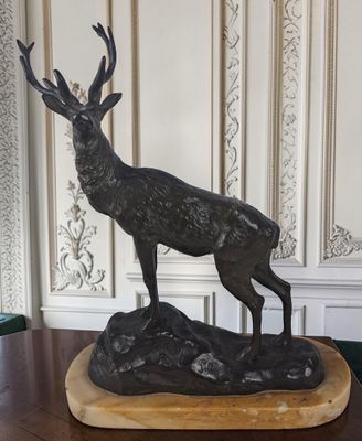 Ecole moderne du XXème siècle Cerf debout sur un rocher. Bro…