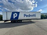 un camion semi-remorque garé dans un parking