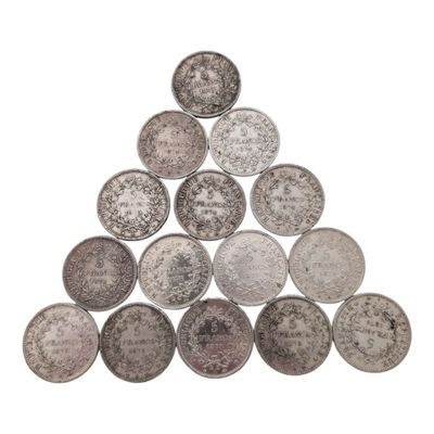 une pile de pièces d'argent empilées les unes sur les autres