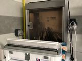 un téléviseur posé sur une machine à laver dans une pièce