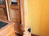 une lampe posée sur une table en bois