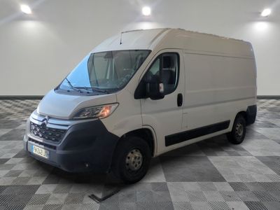 la camionnette blanche est garée sur le sol en damier d'une pièce