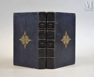 un livre bleu aux bords dorés et à la couverture noire