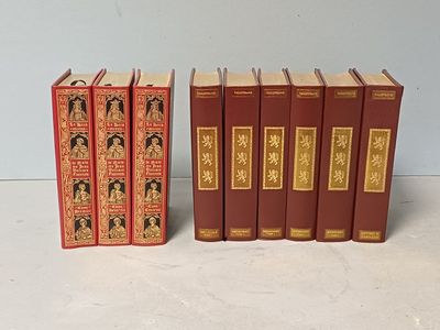 quatre livres sont alignés les uns à côté des autres sur une surface blanche