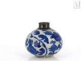 un vase bleu et blanc orné d'un motif floral