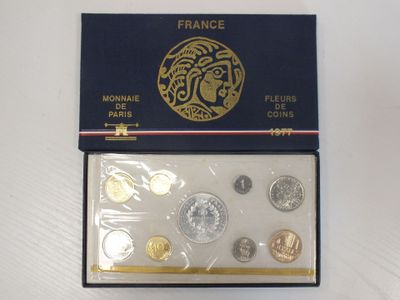 une boîte de pièces sur laquelle est représenté un lion