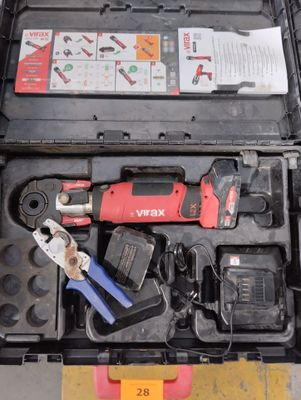 une boîte à outils contenant des outils, posée sur le sol