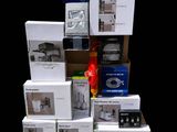 un grand nombre de boîtes empilées les unes sur les autres