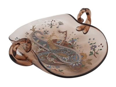 une image représentant un bol en verre orné d'un motif décoratif