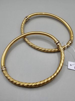 une paire de boucles d'oreilles créoles plaquées or