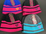 trois chapeaux de couleurs différentes, munis d'étiquettes, posés sur une table