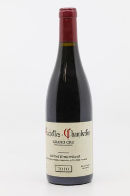une bouteille de vin posée sur une table