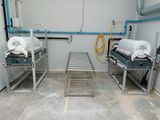 deux machines installées dans une pièce