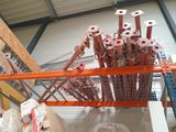 de nombreux rouleaux de papier toilette sur les rayons du magasin