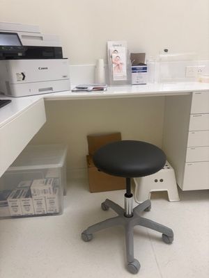 * Tabouret (Dentaire 6)