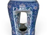 un vase bleu et blanc orné d'un oiseau
