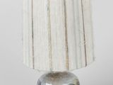 un gros plan d'une lampe de table munie d'un abat-jour