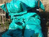 une pile de sacs posée par terre près d'une clôture
