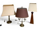 trois lampes posées sur une surface blanche