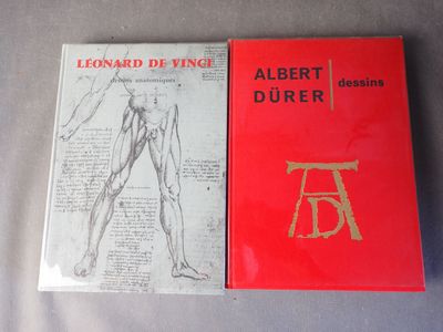 Les deux livres sont posés l'un à côté de l'autre sur une table.