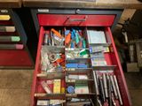 une boîte à outils rouge contenant de nombreux outils différents