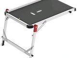 une photo d'une table pliante sur laquelle est posé un ordinateur portable