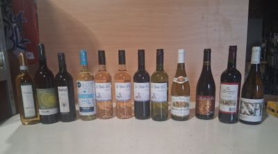 de nombreuses bouteilles de vin alignées sur le comptoir