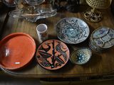 de nombreuses assiettes et bols posés ensemble sur une table