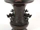 un vase brun posé sur une table