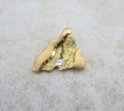 un petit morceau d'or serti d'un diamant
