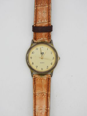 une image d'une montre-bracelet sur une surface blanche